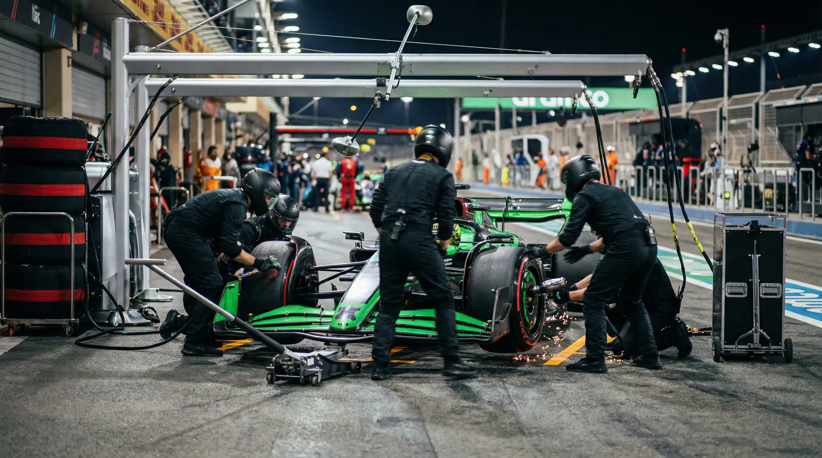 Coche de F1 en boxes montando neumáticos blandos nuevos para intentar la vuelta rápida