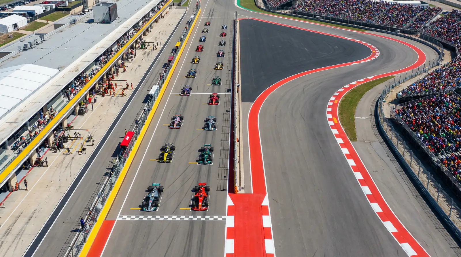 Vista aérea de un circuito de Fórmula 1 con boxes y parrilla de salida — mercados de apuestas F1