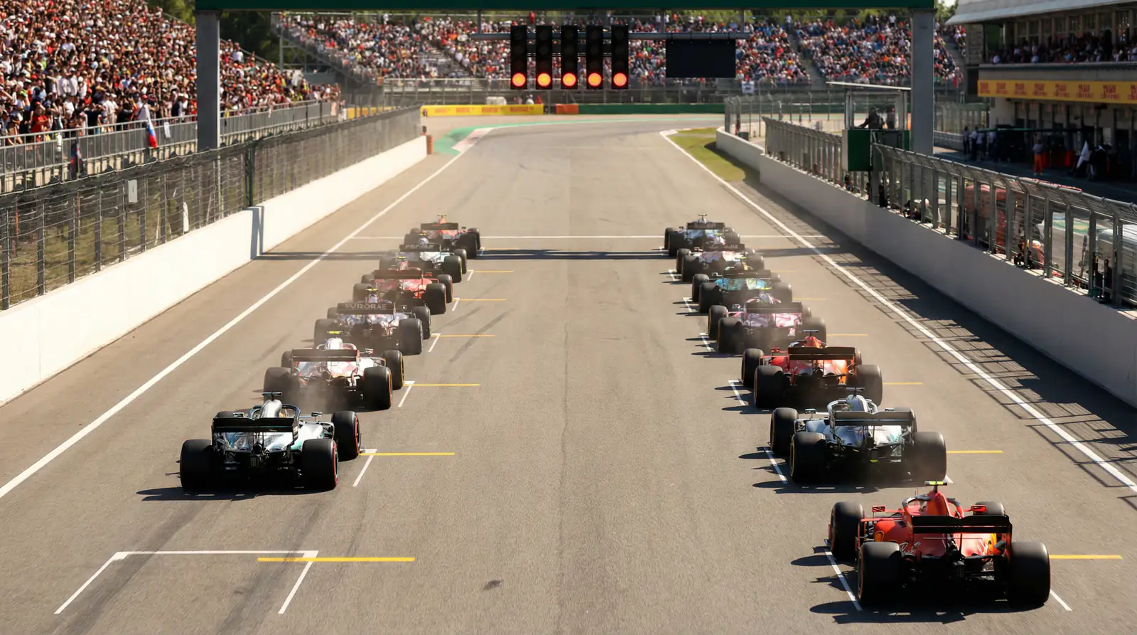 Parrilla de salida de F1 con los coches alineados en sus posiciones antes de apagarse los semáforos